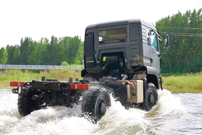 中國(guó)重汽豪沃中型4×4獨(dú)立懸架越野車：荒野主宰，肆意馳騁！3.png