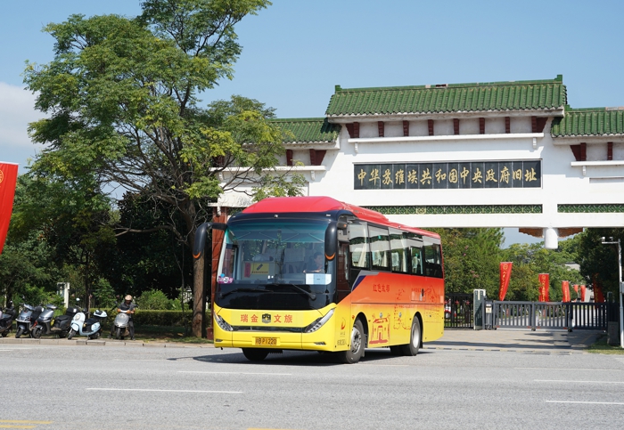 服務(wù)紅色旅游的中通H9旅團(tuán)客車.jpg