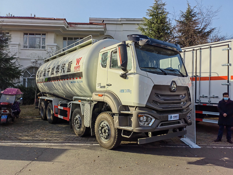 重汽豪瀚粉類(lèi)物料運(yùn)輸車(chē)