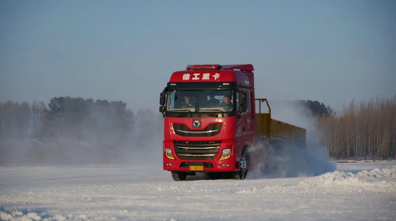 徐工漢風(fēng)P9牽引車油耗智能控制系統(tǒng)基于ADASIS地圖結(jié)合整車信息、巡航算法及控制策略實現(xiàn)預(yù)見性巡航（PCC），在駕乘過程中猶如智能領(lǐng)航員助您降低油耗。節(jié)油有方，創(chuàng)富無憂。